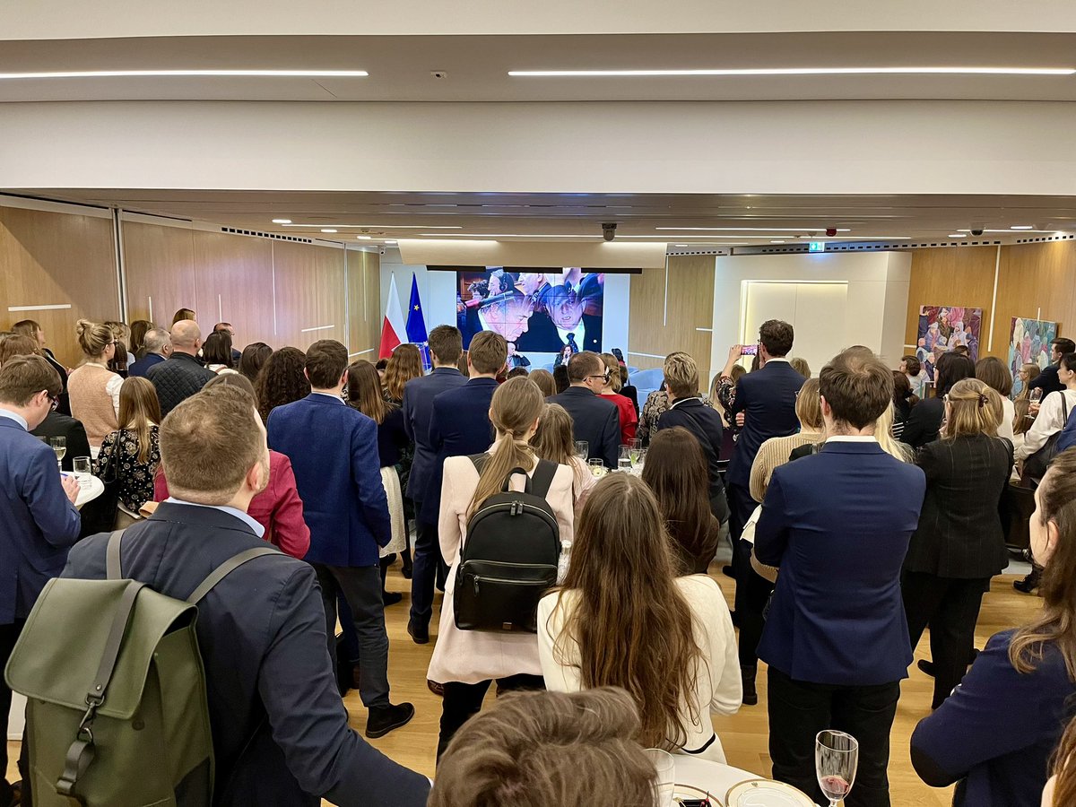 PLintheEU's tweet photo. In cooperation with the Brussels Polish Women's Club, a meeting to mark 🇵🇱's 2️⃣0️⃣th anniversary in the 🇪🇺 was held at our #PermRep.

Acting Permanent Representative @Piotr_Serafin and the participants shared their memories from the accession process. https://t.co/orR9fDz7Xd