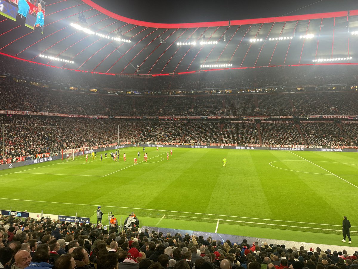 Neuer during Bayern Munich corners