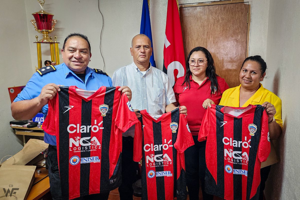 Nuestra Gerente General, Comisionada Dina Solano, entregó indumentaria  oficial a las autoridades municipales de El Cuá, Jinotega, previo al duelo  de Copa Primera este miércoles.