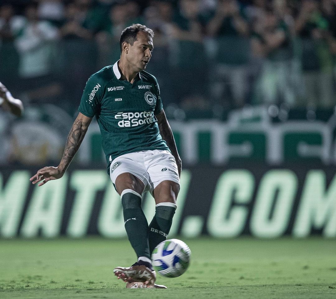 10Centralizados's tweet photo. O atacante Vinícius pode estar de malas prontas para deixar o Goiás. O Paysandu, a pedido do técnico Hélio dos Anjos, fez uma proposta pelo empréstimo (com opção de compra) do jogador.

🗞️: @VictorPimenta14 
📸: @heberjunyor https://t.co/S2qlPK0EoB