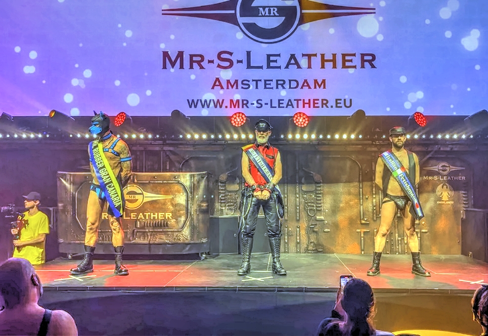 MasterTopXXL1's tweet photo. me on stage, at the fashion show for MrS-LEATHERS #slfc #spanishlfc #iml #imlchicago #internationalmisterleather #blf #easterberlin #darklands #fetishweek #leatherweek #antwerp #leatherman #fetishmen #misterfetish #gay https://t.co/yK0oGDfkyG