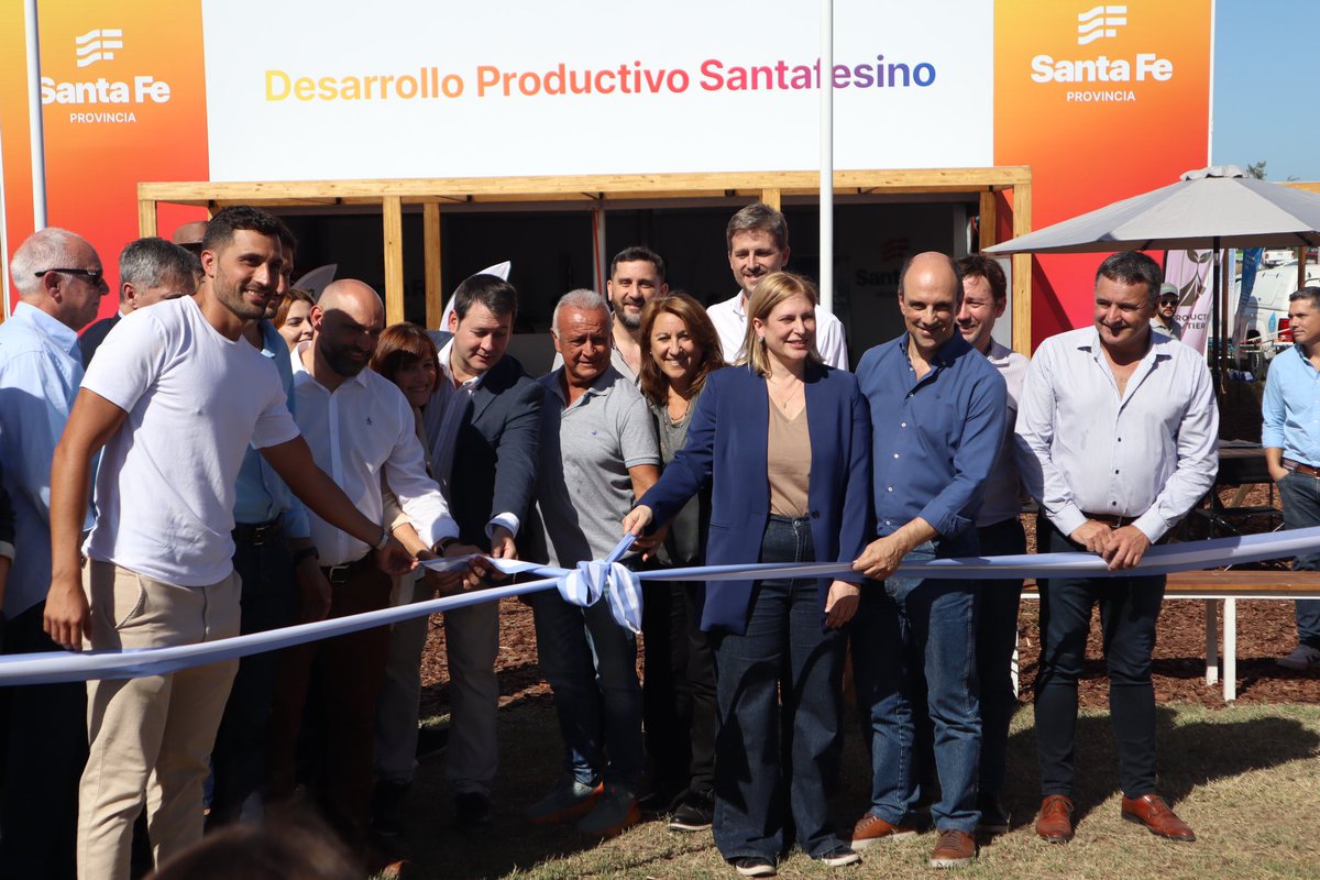 datsantafe's tweet photo. 🗣️Acompañamos al secretario de Desarrollo Industrial, Guillermo Beccani; al director Provincial de Industria 4.0, Ramiro Vio; al director Provincial de Infraestructura y Fortalecimiento Industrial, Pablo Bonetto y al asesor Sebastian Pereira https://t.co/XkdG68zaX1