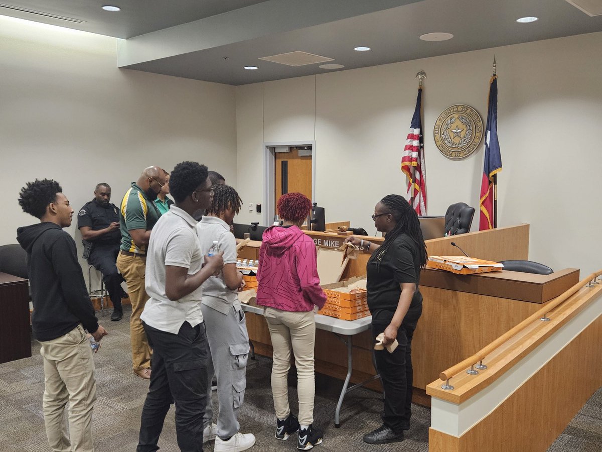 Thank you Judge Mike Jones Jr. for allowing Ms. Roundtree’s criminal justice class and GEAR UP to visit your courtroom to view cases today. Students enjoyed seeing the actual process and learning about probation as well. #careerexposure @desotoisdeagles @DeSotoISDCTE