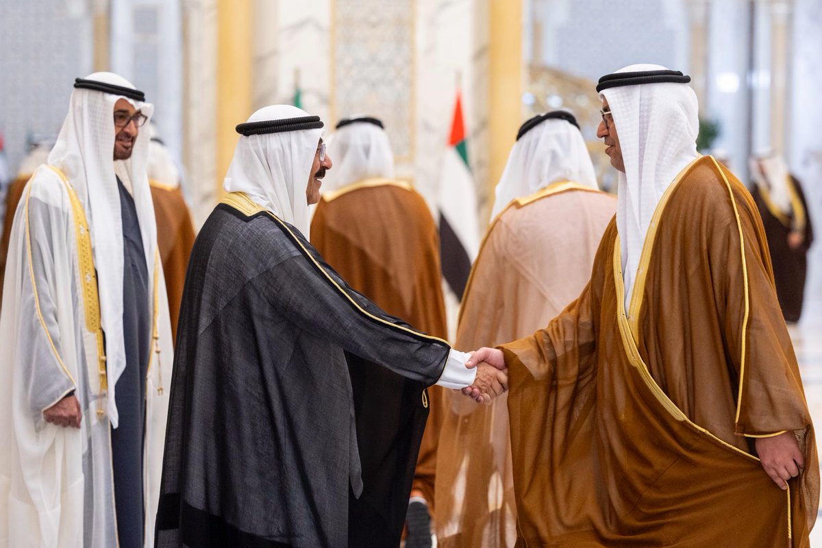 سعاده الدكتور مطر حامد النيادي سفير الدولة لدى دولة الكويت الشقيقة اثناء مراسم استقبال ضيف البلاد الكبير في قصر الوطن.