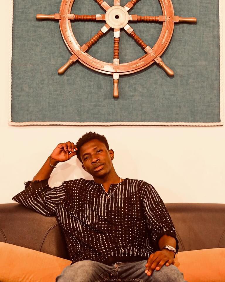 LVFMART's tweet photo. 💥

@MohamedDmDieng  des @DimediSlam  est l’un des artistes poètes, slameurs que j’aime incontestablement le plus dans ma Guinée mélangée ! Il donne espoir, s’illustre et couve en lui une âme que seuls les artistes savent accueillir et accepter car c’est plus lourd que le monde ! https://t.co/A9apIdV6Kd