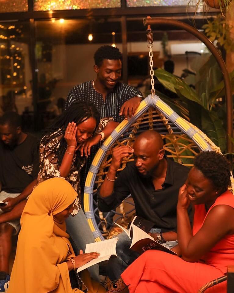 LVFMART's tweet photo. 💥

@MohamedDmDieng  des @DimediSlam  est l’un des artistes poètes, slameurs que j’aime incontestablement le plus dans ma Guinée mélangée ! Il donne espoir, s’illustre et couve en lui une âme que seuls les artistes savent accueillir et accepter car c’est plus lourd que le monde ! https://t.co/A9apIdV6Kd