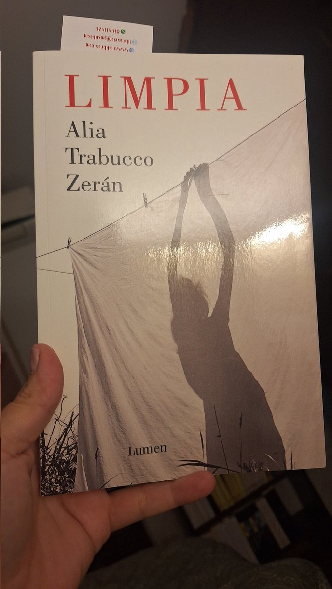 Hoy empecé a leerlo y me atrapó. Tremenda historia, tiene un registro similar a Del color de la leche, otro libro que leí este año.