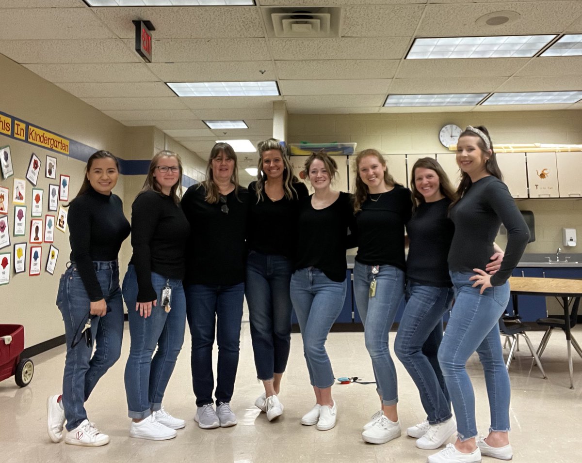 Twin Day to start off Read-a-Thon 📚 <a href="/centreridgees/">Centre Ridge Rams</a> #cresconnections #cresculture