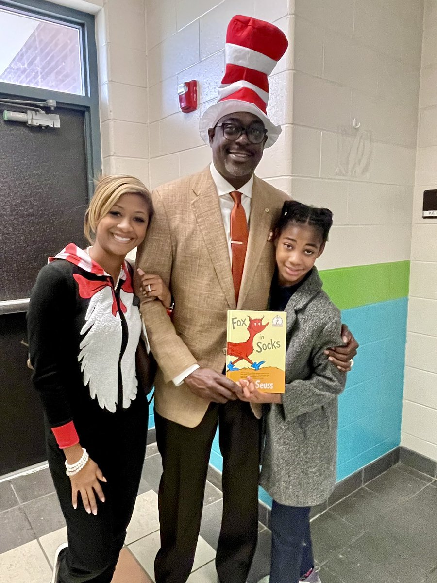 ... extending gratitude to @DrMichaelSibley with @AlabamaAchieves for spending the day with future media leaders at Blount Elementary School - @MPSAL. 🏆 #TheresMoreWithMPS 🥇 #TheresMoreWithCTE 📚 #ReadAcrossMPS 🌍 #OhThePlacesYoullGo