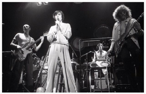 joserael's tweet photo. 1/2) March 6, 1977. First official show of the tour is classified as one of the best shows of the tour, Pete is in his best form reaching outstanding levels. The band has an excellent #SteveHunter on guitar as well as #RobertFripp between the curtains. @JudithR1 @Celosia2 https://t.co/sWUBsvpaBC