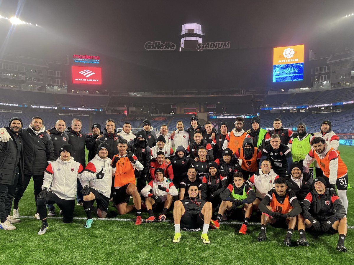 🦁🏟✊🏻