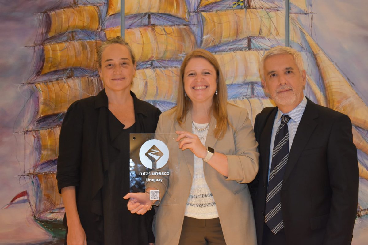 CamturUruguay's tweet photo. Cierre de una excelente y productiva jornada de trabajo de #CAMTUR.
Recibimos la primer placa de #RutasUnescoUruguay y reafirmamos el compromiso de seguir sumando al sector privado. @unescouy @marcello_fig 
@marinacantera https://t.co/Cis8bD8Ibj