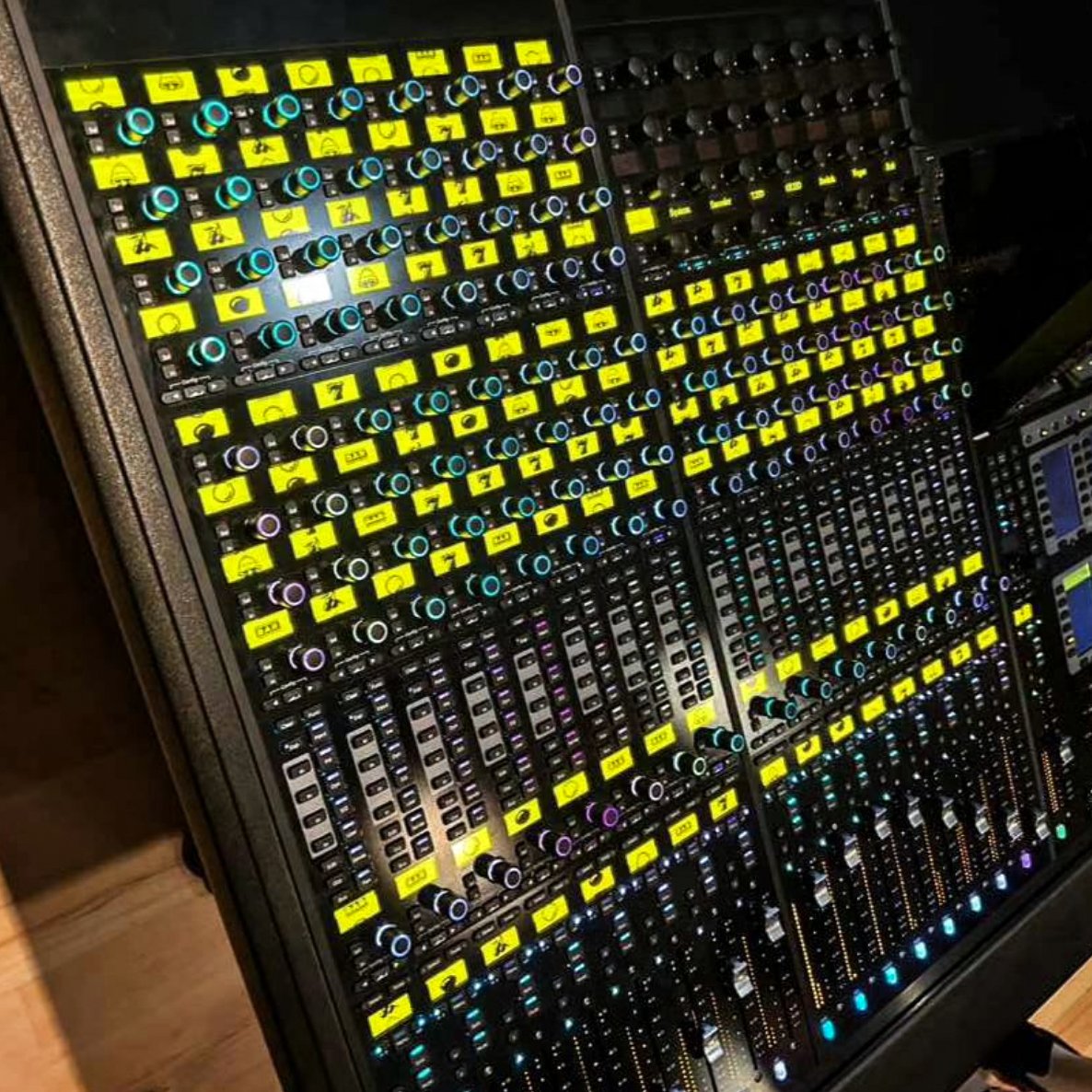 AvidProTools's tweet image. 🎚️ Avid S6 — Vegas Mode
📷 instagr.am/keanusmith.mp3
▶️ avid.com/s6

#avids6 #vegasmode #musicproduction #daw #avidprotools #protools #avid