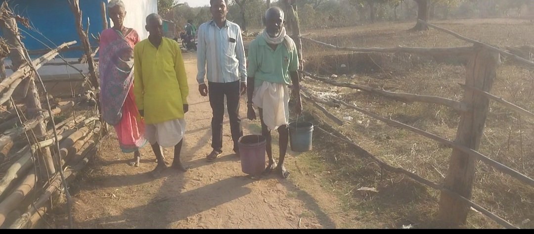 जल जीवन मिशन का असली सच एक ही हेंडपम्प से पानी पीते है 100 से अधिक परिवार लाखों रूपये खर्च होने के बाद भी लोंगो को नल जल योजना से जल नही मिल रहा है मध्यप्रदेश बालाघाट जिला परसवाड़ा विकासखंड अंतर्गत ग्राम पंचायत नाटा के पंडाटोला में घर घर नल से आयेगी जल आपके द्वार एक सपना रह गया