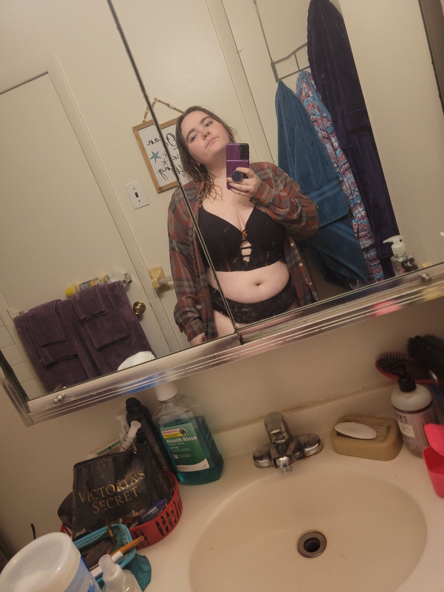 Angel_is_fallin's tweet photo. New posts up on my onlyfans and I'm running a free trial https://t.co/nmg8YSMRiA #onlyfanscreator #nsfwtwt #bigtitwhore #hornÿ #bored https://t.co/FjOJVWIJaq
