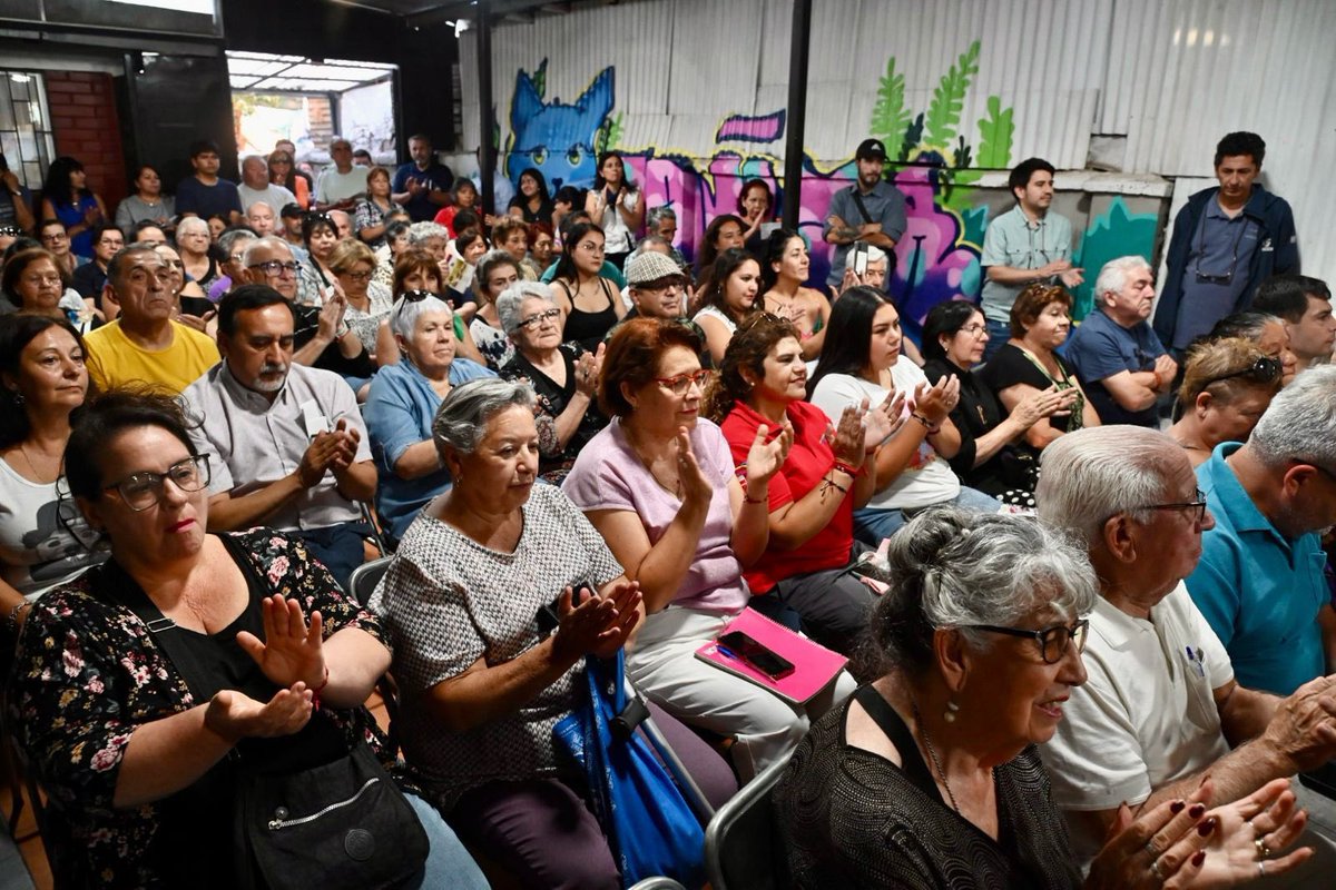 Orrego's tweet photo. Una comunidad organizada es capaz de mover montañas. Feliz de compartir con la Junta de Vecinos 8 #LaFlorida en el cierre del proyecto FNDR 8% de alarmas satelitales comunitarias. Más de $9 millones en una iniciativa que armaron sus vecin@s para construir un barrio más seguro 💪🏻 https://t.co/zpuTVRWMpj
