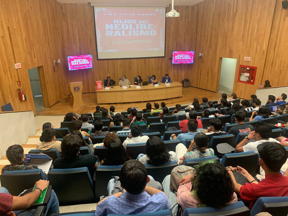 somosredes's tweet photo. ¿Cómo se insertó el neoliberalismo en las universidades? No sólo fue a través de cuotas y exámenes de exclusión, también se buscó eliminar el pensamiento crítico y el compromiso social. 
Por ello, es necesario abrir la universidad al diálogo y el debate. https://t.co/B3Wt2A6ln1