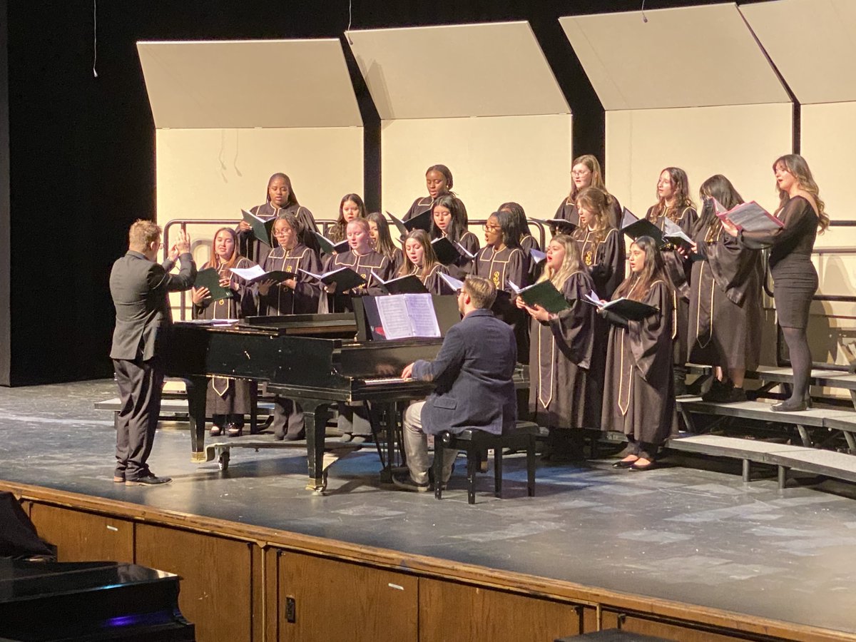 Outstanding Spring Vocal Music Concert tonight 🖤💛🎼Treble Chorus, Bass Chorus and Concert Choir all performed 3 pieces for a nice crowd of support. Thank you to Mr. Groth, Ms. Catton and Collaborative Pianist Mr. Reid! #WeAreBurke @BurkeChoir
