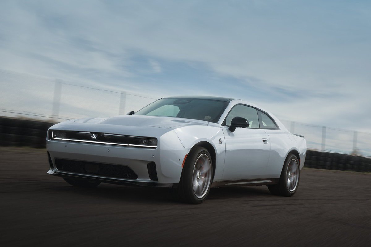 JustinSmith002's tweet photo. The 2025 Dodge Charger Daytona debuts with Stellantis STLA Large platform, 670 horsepower, standard AWD, Fratzonic Chambered Exhaust and 317 miles of range. The inside has a large 16.0-inch touchscreen display and a 12.3-inch digital instrument cluster. https://t.co/nklpddS1BS