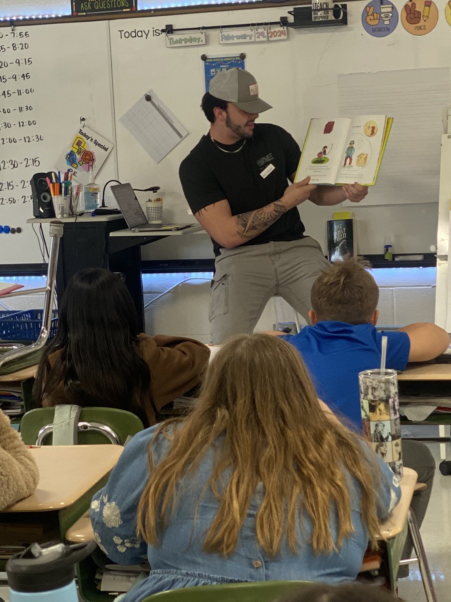Ee_ritch's tweet photo. Love that @RitcheyGus was able to stop by  @PboroElementary and read to @HendersonShane 4th graders last week! https://t.co/9MdfImmEWF