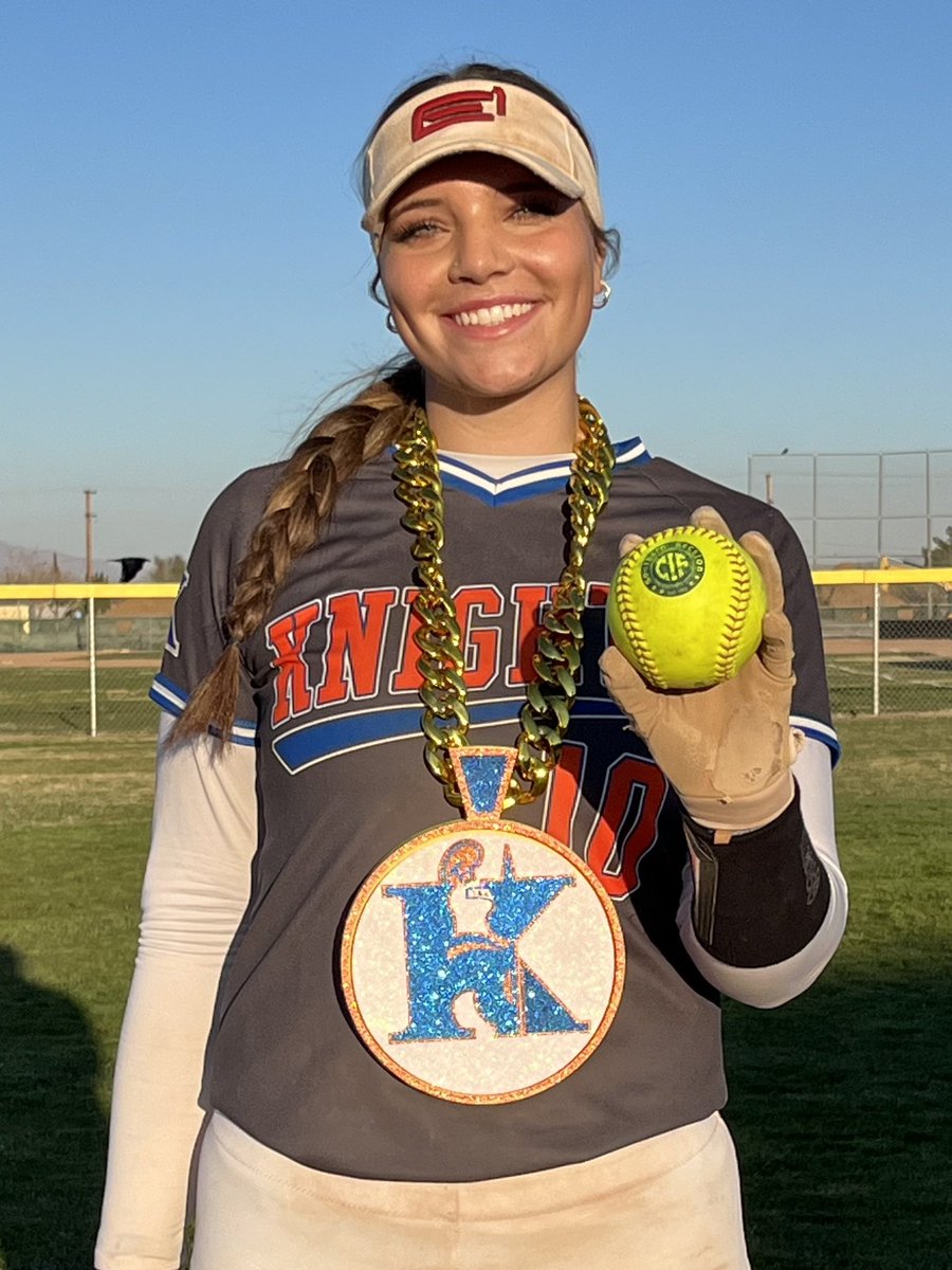 PaitynThib24's tweet photo. We won to improve to 4-0-2 and I hit my first bomb! Got to wear the #SwagChain and then I got intentionally walked ๐
#Senior
#SeniorYear
#Softball
#LastDance
#College
#CollegeSoftball https://t.co/VQIyZbJ64Q