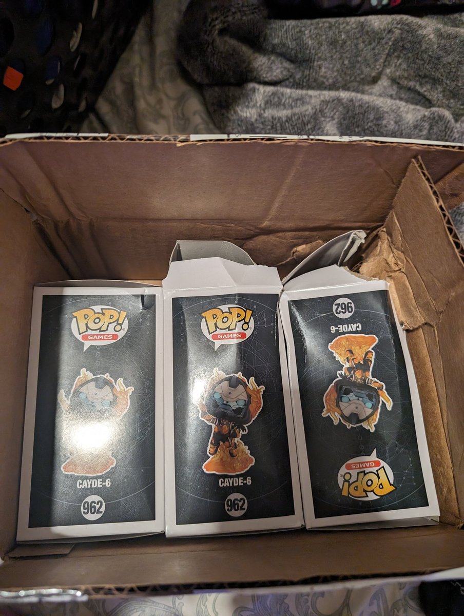 lethal_pacifist's tweet photo. @BungieStore @Bungie @OriginalFunko @USPS What the hell. How does this leave your warehouse in this condition. If USPS damaged this box they wouldn't give a damn and  just deliver as is. Not tape it up! Maybe Sony needs to do more layoffs. This is ridiculous @BungieStore https://t.co/Y5PPZzGUxr
