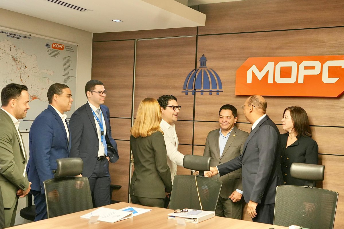 Está mañana junto a <a href="/MOPCRD/">Ministerio de Obras Públicas RD</a> y la presidente ejecutiva del <a href="/BCIE_Org/">BCIE</a> <a href="/giselasan7/">Gisela Sánchez</a> lanzamos el Plan Nacional de Conectividad y Transformación de Infraestructura Vial (PLANACOVIAL), una iniciativa destinada a mejorar la circulación vial y transformar la infraestructura en la