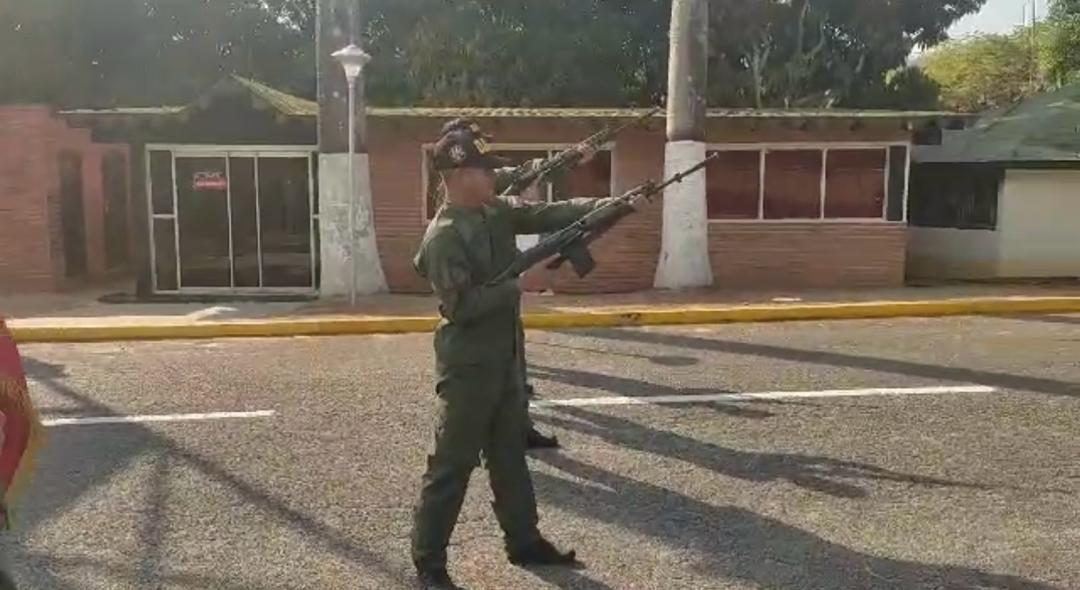daex_ve's tweet photo. 🗓#05MAR|| El GD Jesús Carrera Mora, Director General en compañía de la Gran familia #DAEX, Rindieron honores por el Décimo Primer Aniversario del salto a la inmortalidad del Cmdte. Supremo Hugo Chávez Frías. Hoy más que nunca la #FANB mantiene intacto su legado Revolucionario. https://t.co/fjG7UbHHes