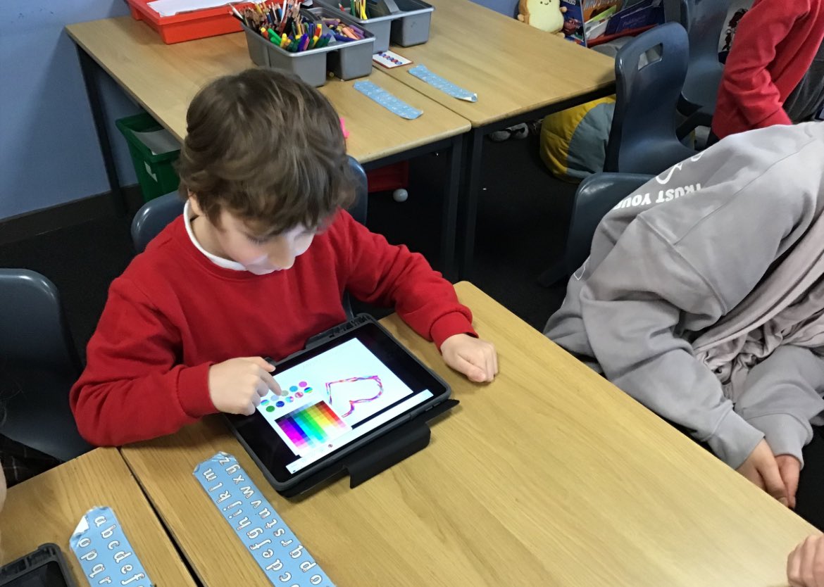 GLouDoh6's tweet photo. I had the pleasure of working with P2 this afternoon. We explored Clicker Writer and Book Creator to make digital Mother’s Day Cards! @ClydePrimary #ClydeDigi https://t.co/QaQ68yfcPs
