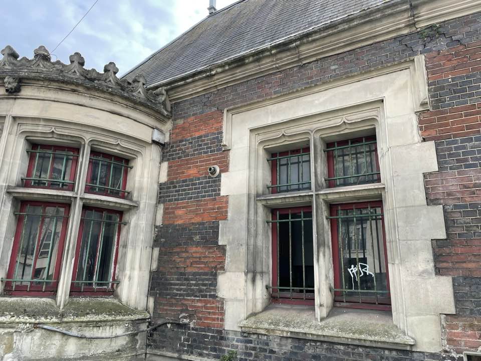 SOSParis's tweet photo. L'un des anciens pavillons d'entrée du #BoisDeBoulogne, créés par #GabrielDavioud, laissé à l'abandon… @karen_taieb, savez-vous si la Ville entend en faire qqch ? Peut-on au moins le remettre en état ? 📍 porte de Bagatelle (angle bd Richard-Wallace et rte de Sèvres-à-Neuilly) https://t.co/Ls8Wx2NRNH