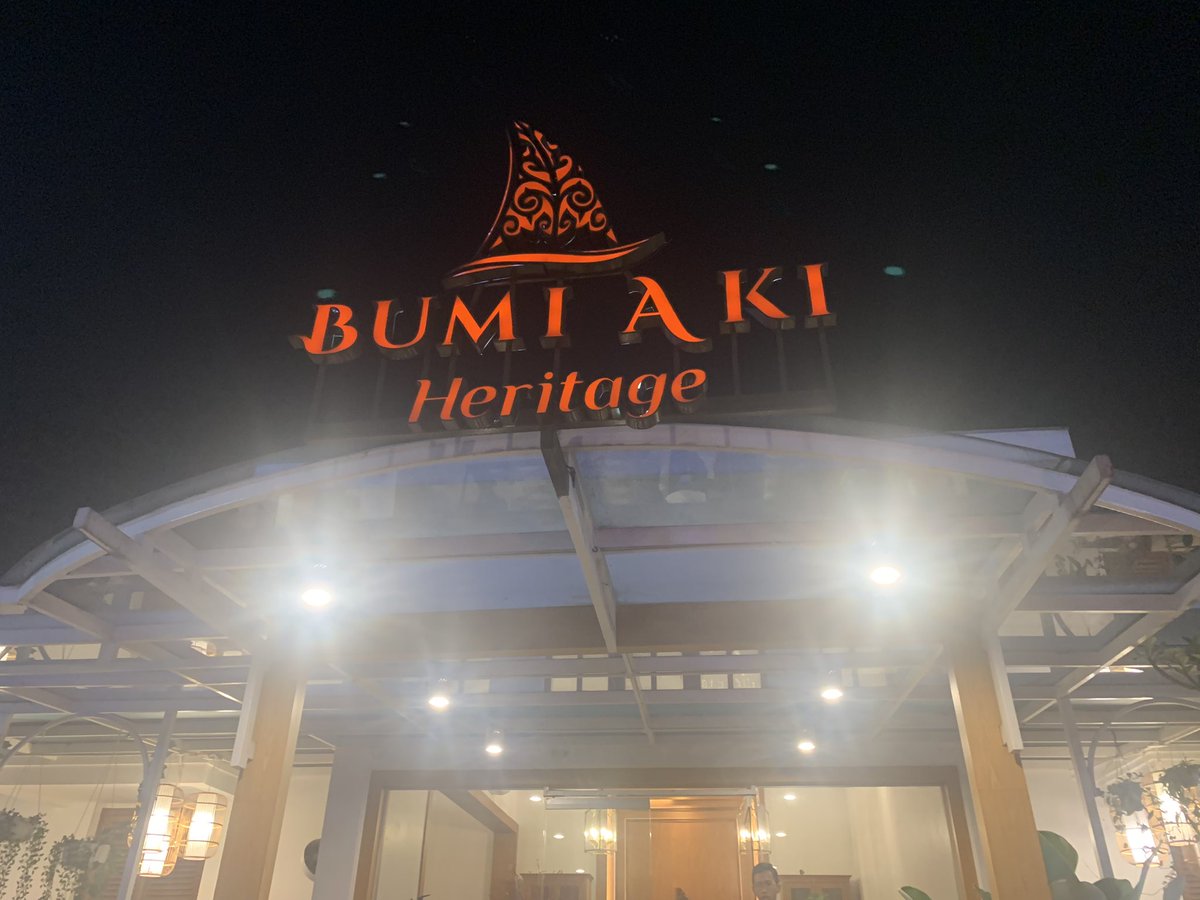 昨日のディナー🍽️

BUMIAKI Heritage
バンドンにあるインドネシア料理の店です。

Sate(焼き鳥)や、Iga bakar(スペアリブ的な肉料理)等を食べました。

味も美味しく、店内の雰囲気は中庭みたいになってて、落ち着いた感じで、とても良かったです。