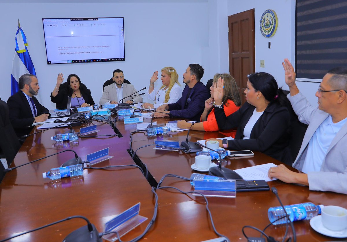 Marcela Pineda 🇸🇻 (@marcelapinedasv) on Twitter photo Durante 3 años he representando a las familias de La Paz como Diputada y presidenta de la #ComisiónLegislación.
Hoy continúo con esta gran tarea, legislando a favor de los salvadoreños y dando gobernabilidad al Presidente <a href="/nayibbukele/">Nayib Bukele</a>.
Este día dictaminamos a favor de:
✅ Durante 3 años he representando a las familias de La Paz como Diputada y presidenta de la #ComisiónLegislación.
Hoy continúo con esta gran tarea, legislando a favor de los salvadoreños y dando gobernabilidad al Presidente <a href="/nayibbukele/">Nayib Bukele</a>.
Este día dictaminamos a favor de:
✅