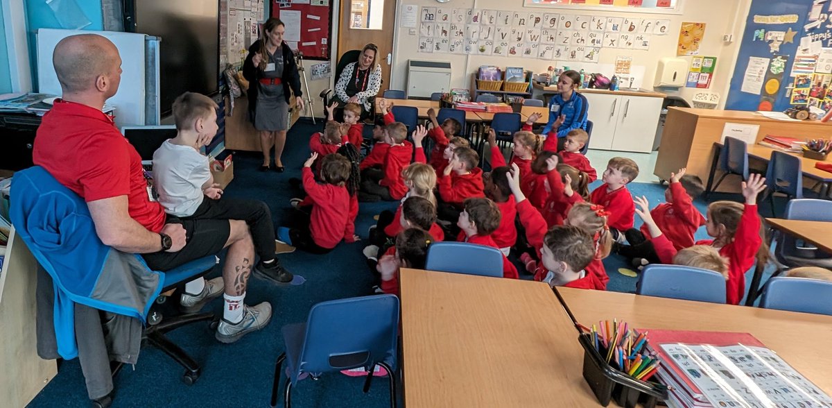 mrmageespag's tweet image. Thank you to Sam from the NHS, winner of Nurse of the Year! Lots of children inspired to help others #humanlibrary #bookweek @mrsbradleyspag @MRSBROWNspag