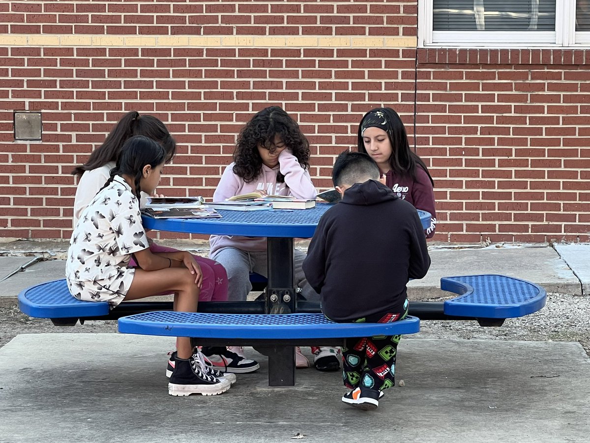 MisUnicornitos's tweet photo. Today students @ParkwayES read for 20 uninterrupted minutes to celebrate โReading Acroos America Weekโ We chose to read in the courtyard! It was very relaxing and we really enjoyed the company of our reading peers! #LISDreads #LISDOne https://t.co/r1Gfcm9NaO