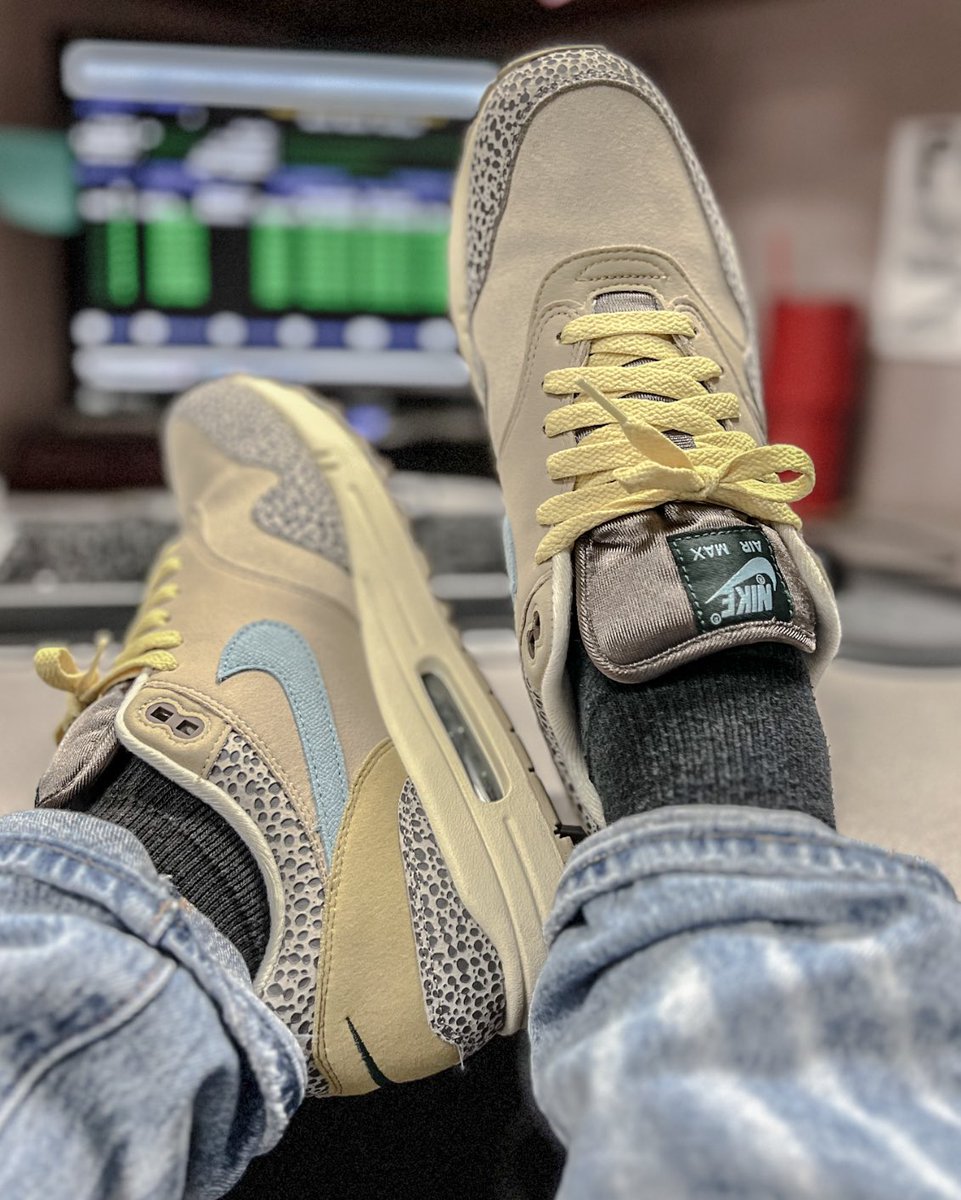 Day 5 of #marchMAXness @hisexcellence79 #yoursneakersaredope #sneakersaddict #SneakerScouts #sneakerwars #sneakers #sneakerhistory #sneakerhead #walklikeus #snkrsliveheatingup #snkrskickcheck @tiona_deniece @willstowehos @snkr_twitr @Nike