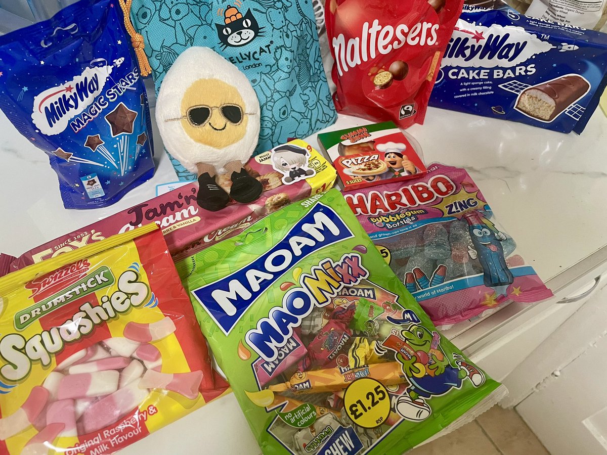 ChrisBanasJr's tweet photo. @shylumii 

I JUST GOT YOUR PACKAGE THANK YOU SO MUCHHHHHHH I CANT WAIT TO EAT THESE THEY LOOK SO GOOD

(And ty for your kind words on your letter, I really did need it today, thank you) https://t.co/zSH3hYJcn4