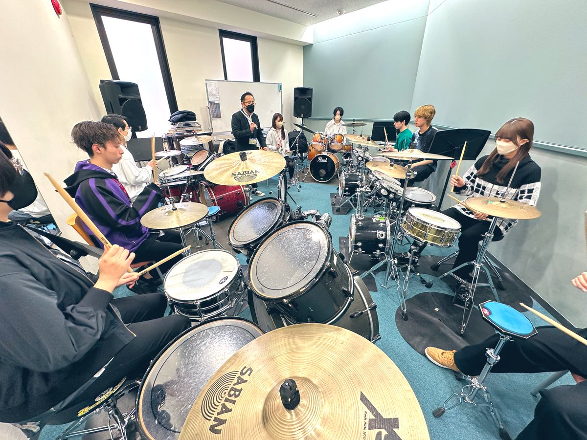 マルチメジャーという授業では、他学科で学ぶ内容を受講できます。本日はミュージックアーティスト科の杉本先生によるドラムレッスン。音響芸術科学生がドラムを習いました。明日はギターとベースです！#日本工学院八王子専門学校 #音響芸術科 #ドラムレッスン