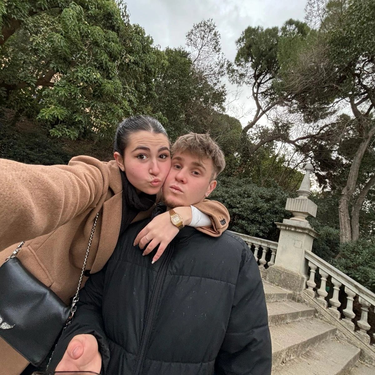 ikerr29's tweet image. aquí con mi chochito de crema en unas escaleras y eso