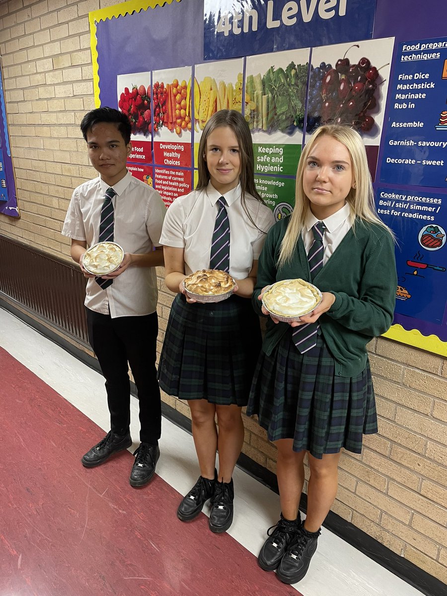 Some amazing skills on display this morning in the S3 practical cookery class! Don’t these lemon meringue pies look amazing?! 🍋 @pestlukes @stlukeshigh