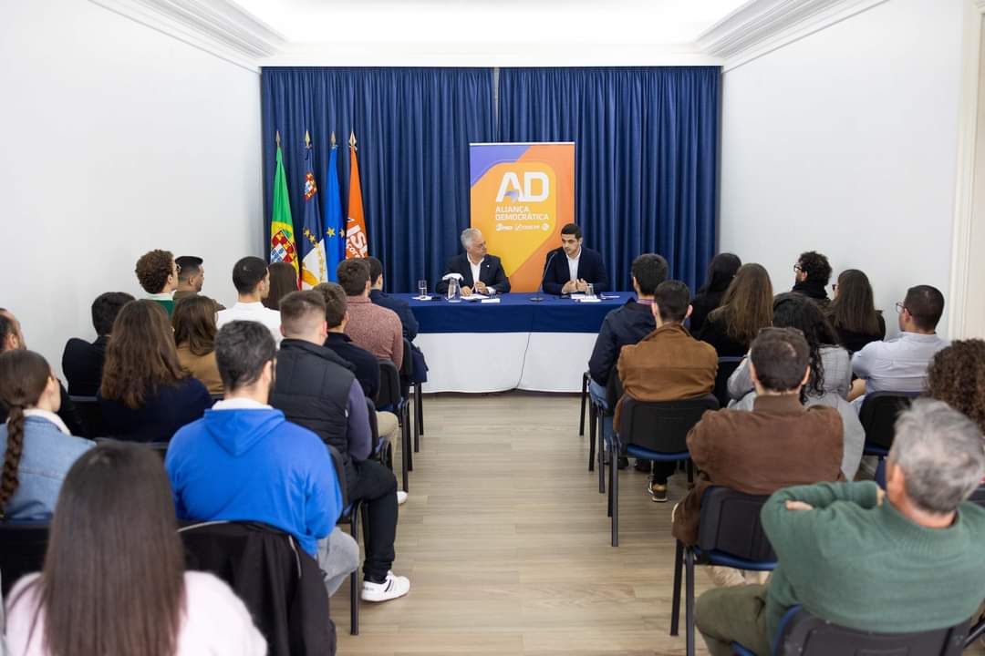 jsdacores's tweet photo. LEGISLATIVAS 2024 | ENCONTRO COM JOVENS ✌️

Os candidatos da Aliança Democrática pelo círculo eleitoral dos Açores, Paulo Moniz e André Pontes, e a JSD/A, organizaram, no passado domingo, um encontro com jovens na sede regional do PSD e da JSD.

#Legislativas2024 https://t.co/P9a9uSXWy3