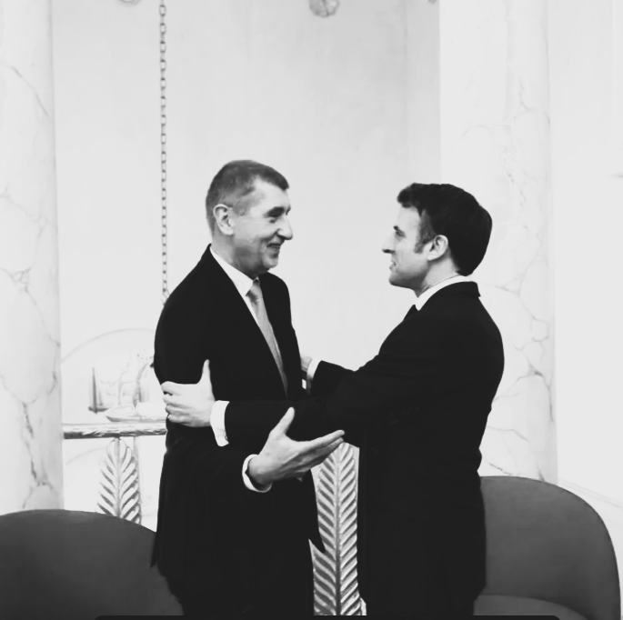 zdeneksarapatka's tweet photo. Hemoroid nadsamců
Kdyby nebyl nevzdělaný chrapoun, co nečte, nezná Čapka, Hynaise a ani zbla české, natož pak francouzské dějiny, zůstal bych na chvilku v bláhové naději, že ukrutnou trapárnou s kohoutem maskuje jinotaj. Že ptákem, jehož sjel neurolem, aby se necukal, podlézá na dálku šéfovi Francie, návštěvě ze „země galského kohouta“.  Chlápkovi, jehož měl v mobilu…než Macron pochopil, že blbštajn, co s válkou za rohem a národem, jenž volá o pomoc, pomlouvá armádu, cicmá se s Orbánem a  žvaní o míru, nebude spojencem proti zlu. Z přátelství, co dával na odiv, zbyl leda mastný flek.

Optimismus umřel: Špindíra češtiny a původem udavač, jenž kvůli „píárku“ cukroval v Paříži s Kunderou, ač přiznal, že od Mistra nikdy nic nečetl a navždycky bezbožný bolševik, co si rve do kapes figurky dětského Ježíše, aby mu pomohly u voleb, o galském kohoutu netuší ani ťuk. Pitomci symboly neumí. Jsou králi sprostoty a velmistry urážek: na víc, než slabikář pro lůzu, se prostě nezmůžou. A když cítí feromon světových nadsamců, hned touží být jejich hemoroid.

Jakkoliv se dřív prezident Francie podbízel ruskému tyranu, konečně procitl. A dal zapravdu českému protějšku. Průhonice tentokrát nebyly. Vyhnout se šmejdovi, který se paktuje s proruskou sebrankou, je pro dnešek Macronův majstrštyk. Enfin, Monsieur Macron!