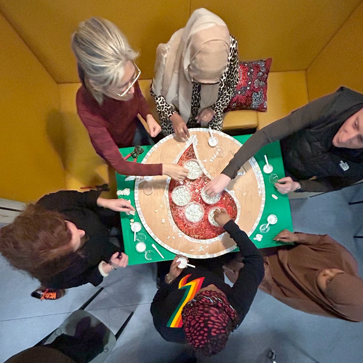 Making a meal out of mosaic for engagement in women's health research!  Creating a logo and conjuring conversations about viruses in pregnancy 🩸#BloodinAction #BiaProject #CreativeEngagement #Mosaic #ArtsinHealth @TheBridgeW12 @InventionRooms 
🩸🩸🩸🩸🩸🩸🩸🩸🩸🩸🩸🩸🩸🩸🩸