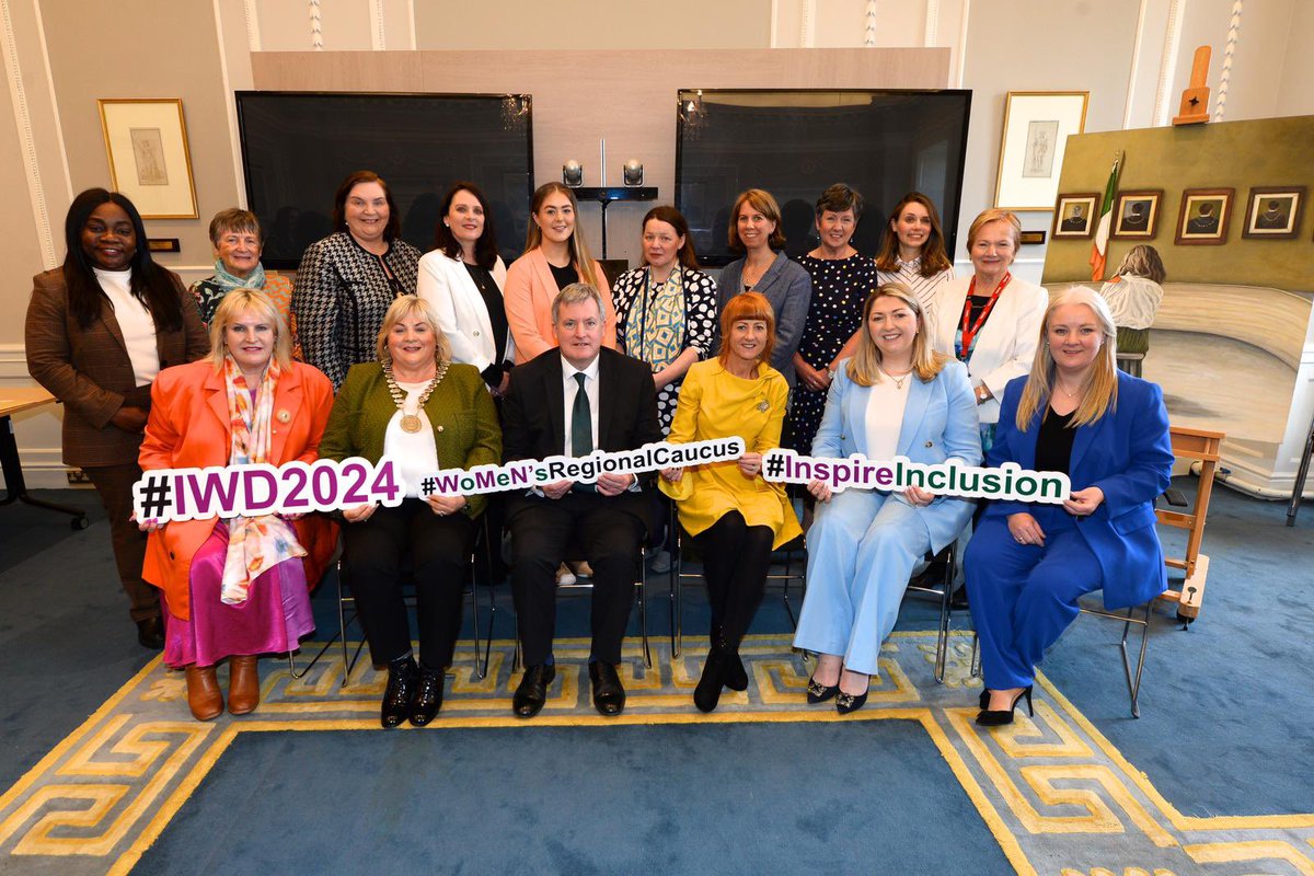 CllrEmerKelly's tweet photo. Unveiling of artwork by artist, and former cllr Sinead Guckian at @TheCustomHouse by Ireland’s first @MNWCaucus and Minister of State for Local Government and Planning, Kieran O'Donnell, TD. @kodonnellLK 

#IWD24 #womeninpolitics #InternationalWomenDay @SeeHerElected @AILGIRE https://t.co/NY4uZlrRqs