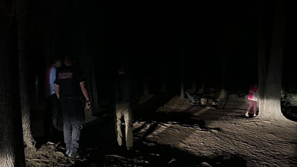 NotiClickGDL's tweet photo. Un menor de edad que se encontraba perdido en Bosque Los Colomos fue localizado por elementos de Unidad de Búsqueda de Personas Desaparecidas (UBPD) y Guardabosques de la Policía de Guadalajara.
El menor presentó un cuadro de hipotermia y fue llevado a un hospital. https://t.co/29YiBKuzAe