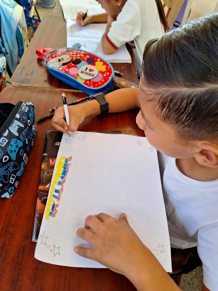 La lectura a través de la revista TRICOLOR, ayuda a los niños a desarrollar su imaginación y a aprender sobre el mundo que les rodea; además, mejora su vocabulario, su riqueza lingüística, su memoria y su concentración.