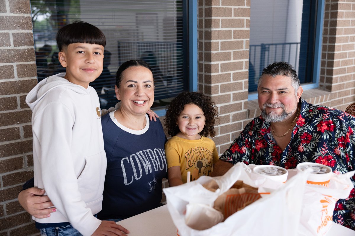 Look at the smiles captured during today's family picnic at Travis Elementary STEM Academy!🌳😁