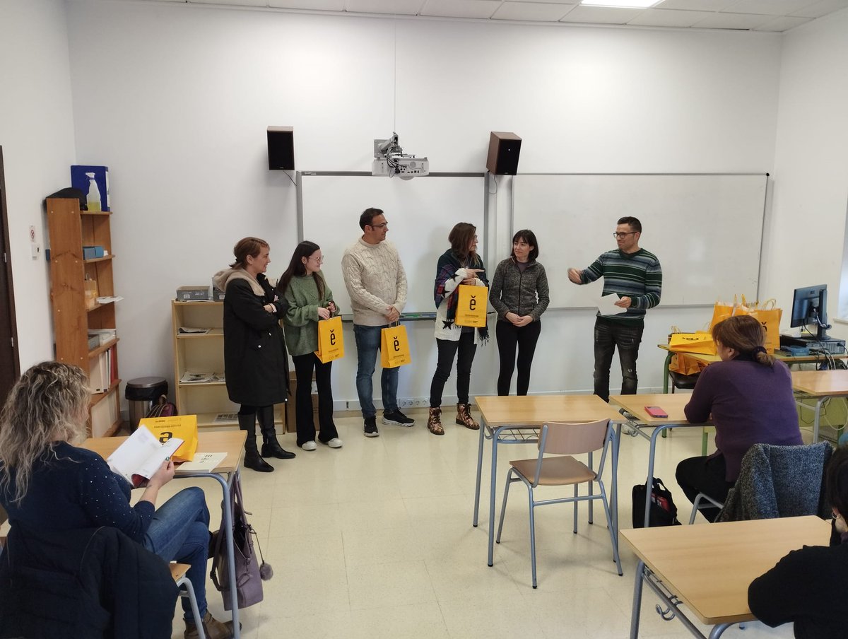 terresvinalopo's tweet image. 👅 Comencem el #VoluntariatPelValencià a #Petrer amb un bon grapat de valentes i valents que volen aprendre a parlar fluidament la nostra llengua a partir de materials de suport que proporciona @escolatv.