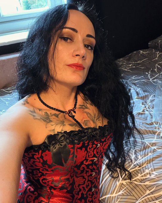 New corset 🖤❤️ https://t.co/Pc9NEbHQr8