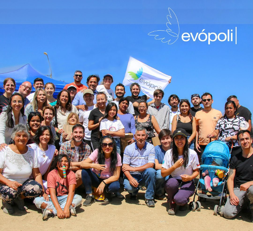 evopoli's tweet photo. Un gran equipo de voluntarios Evópoli estuvo en #Quilpué. En una hermosa actividad, entregamos mochilas con útiles escolares, calzado, y otros aportes a los afectados por los incendios. Priorizando siempre a los niños y su educación. 
Junto a nuestra Directiva, los diputados @undurragapancho y @hotuititeao; las concejalas de Concón María José Aguirre y de Lo Barnechea, @PauletteGuiloff.
La gratitud de la comunidad nos conmovió. Hay mucho aún por hacer. 
Unidos, junto a la comunidad, estamos enfrentando esta tragedia.
