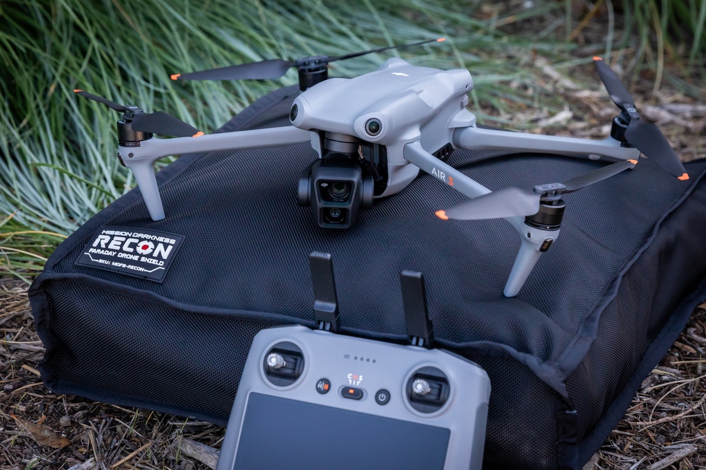 MissionDarkness's tweet image. Keep your drone adventures secure with our Recon Faraday Drone Shield. Whether you're exploring or capturing evidence, ensure your drone stays under wraps and in control. #DroneSecurity #AdventureProtected #FlySafe
